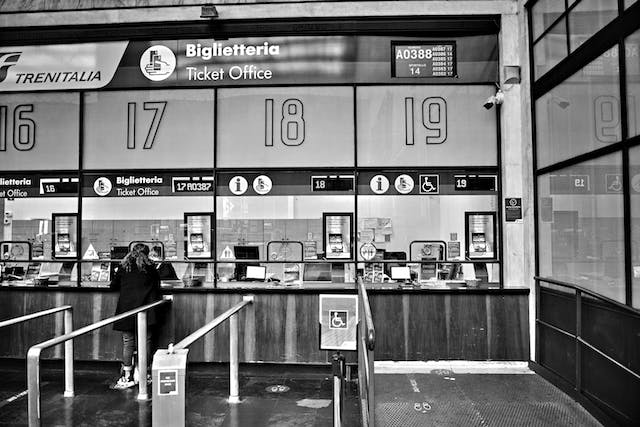 Ticket counter vocabulary image